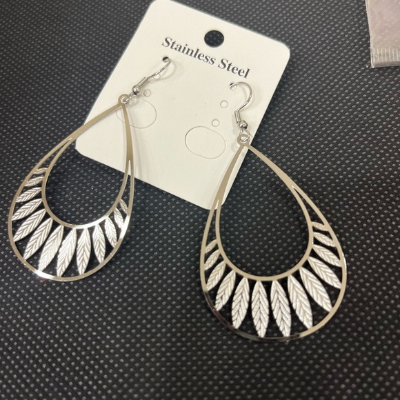 🛍️ 4 for $20 🛍️ Elegant Stainless Leaf Drop Earrings - Picture 1 of 7